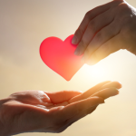 Bahasa Cinta Anak (Love Language): Cari Tahu Cara Tepat Mengungkapkan Kasih Sayang